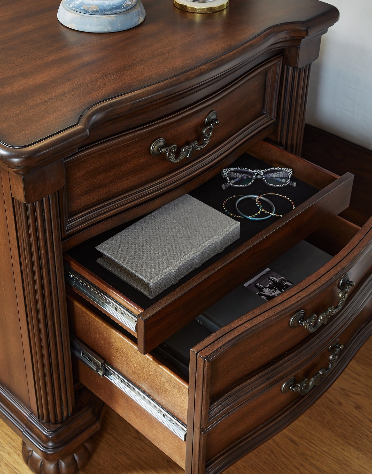 Lavinton  Poster Bed With Mirrored Dresser, Chest And 2 Nightstands