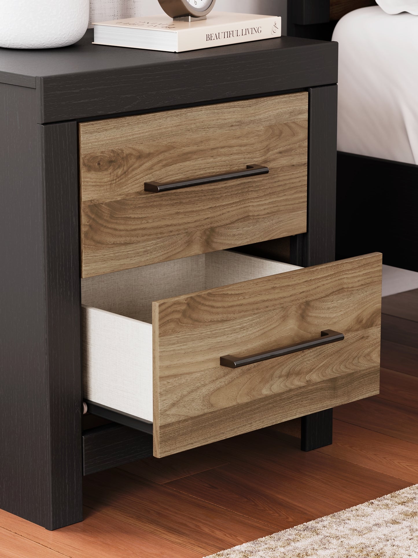 Vertani  Panel Bed With Mirrored Dresser, Chest And 2 Nightstands