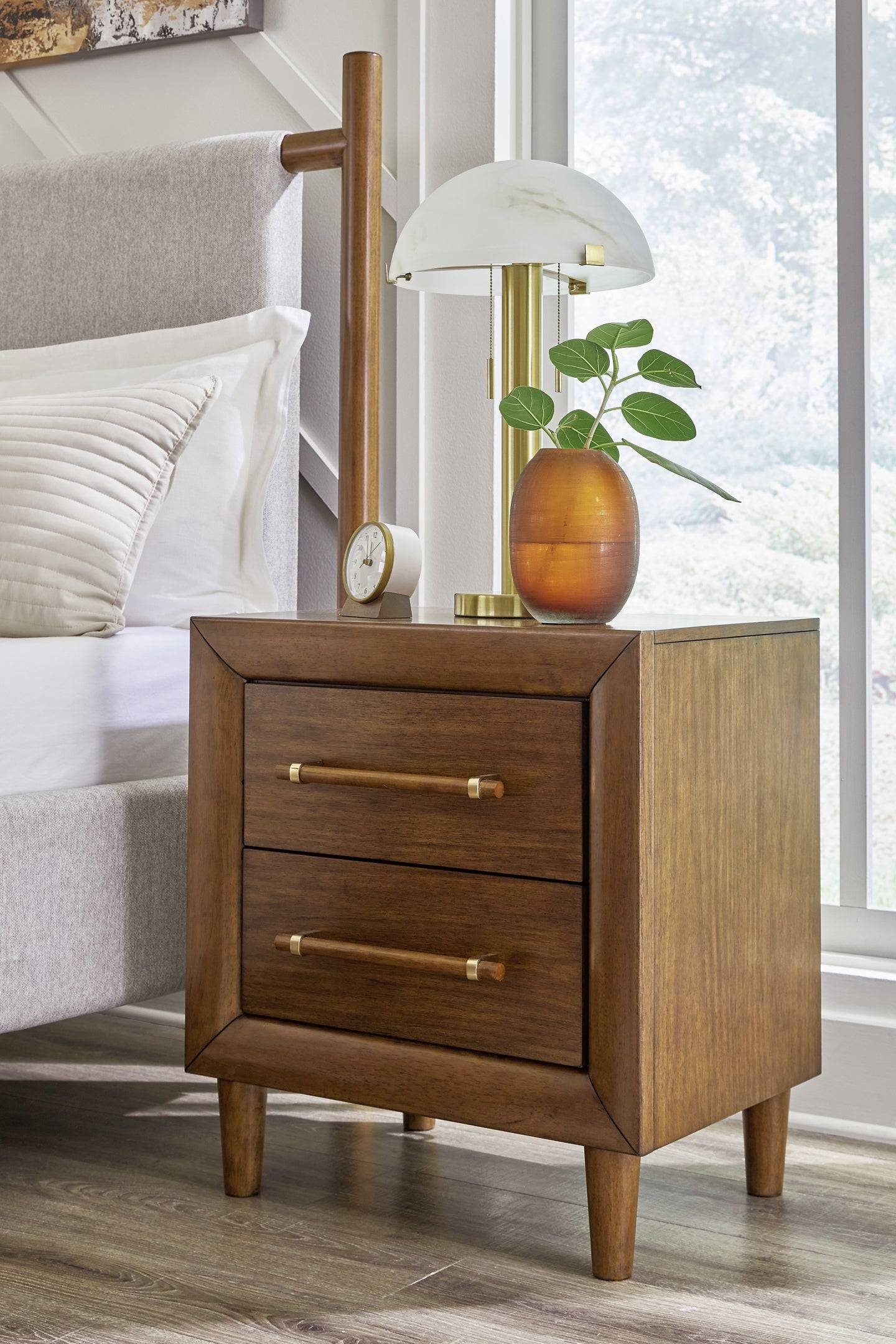 Lyncott  Upholstered Bed With Mirrored Dresser, Chest And 2 Nightstands