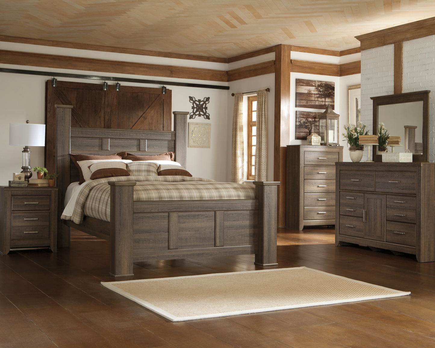 Juararo  Poster Bed With Mirrored Dresser, Chest And Nightstand