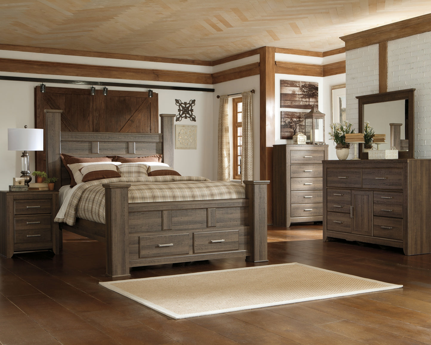 Juararo California  Poster Bed With Mirrored Dresser And Chest