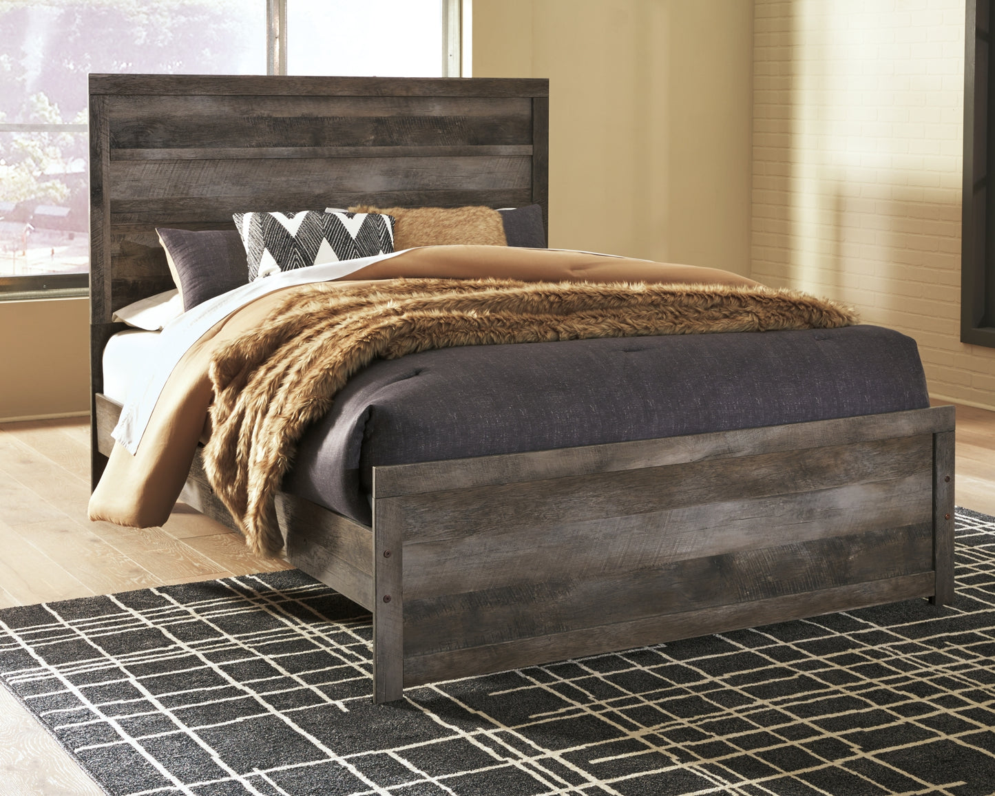 Wynnlow  Panel Bed With 2 Nightstands