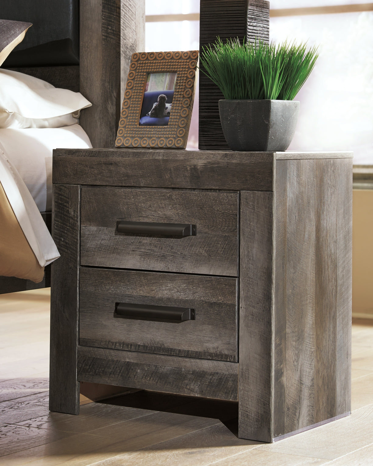 Wynnlow  Panel Bed With 2 Nightstands