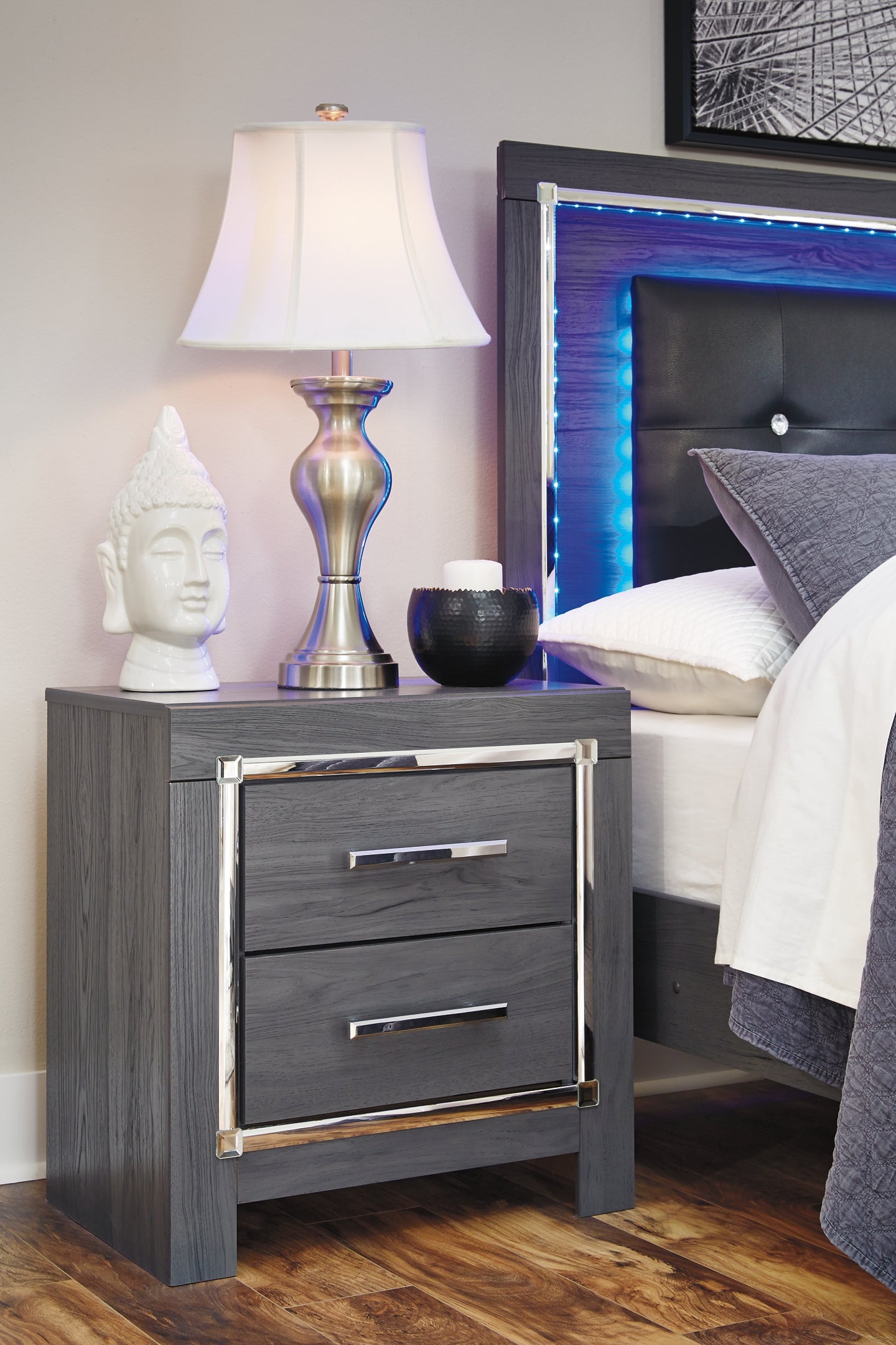 Lodanna  Panel Bed With Mirrored Dresser And Nightstand