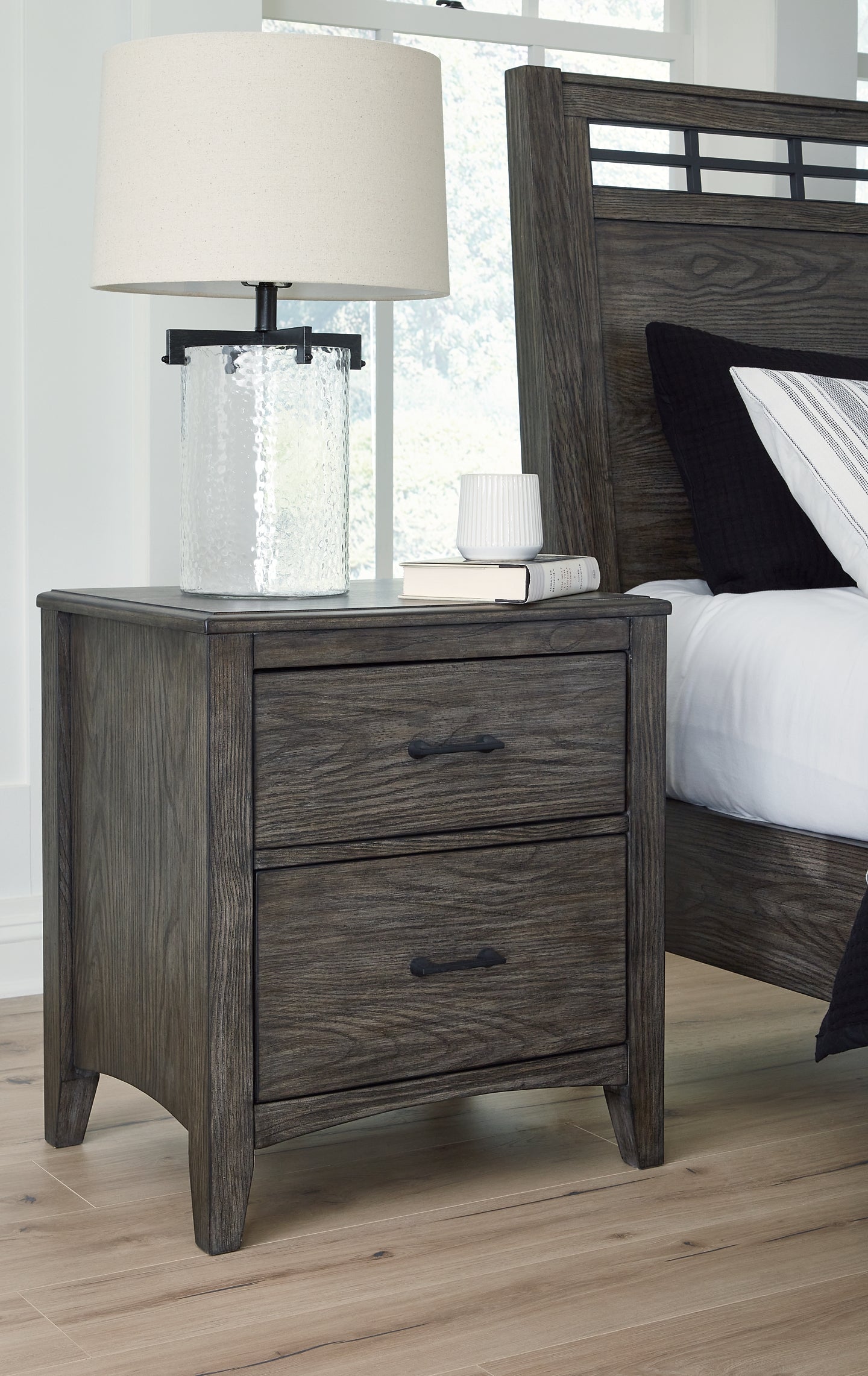 Montillan  Panel Bed With Mirrored Dresser, Chest And 2 Nightstands