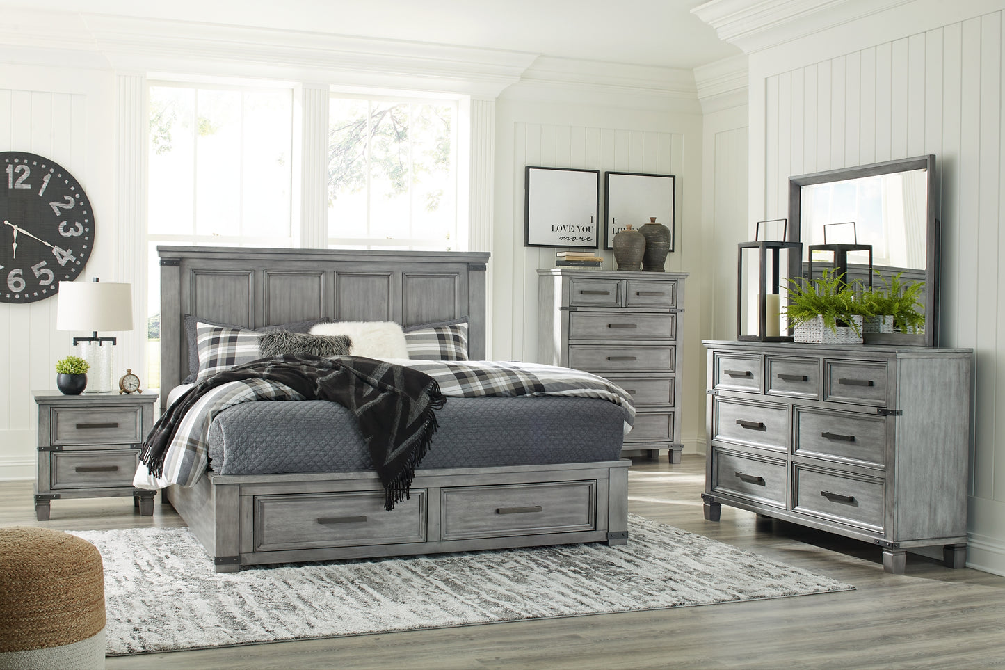 Russelyn California  Storage Bed With Mirrored Dresser, Chest And 2 Nightstands